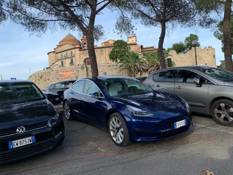 Tesla Model 3 a Castiglione del lago