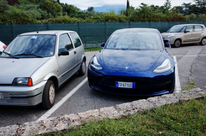 Tesla Model 3 al parcheggio